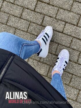 alinasworldoffeet