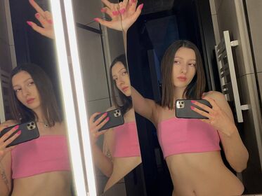 Aloona Larionova Nude Leaks OnlyFans Photo 1