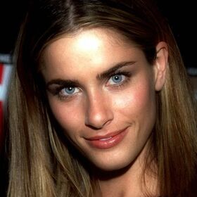Amanda Peet