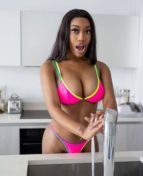 Annemoore Vuotanut alastonkuva OnlyFans 56