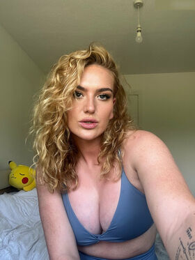 Annie Charlotte Гола изтичане OnlyFans снимка 45