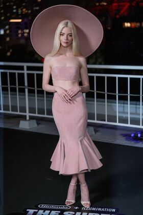 Anya Taylor-Joy Nude Leaks OnlyFans Photo 325