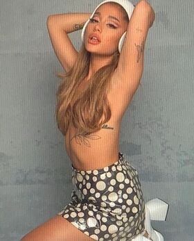 Ariana Grande Nude Leaks OnlyFans Photo 1