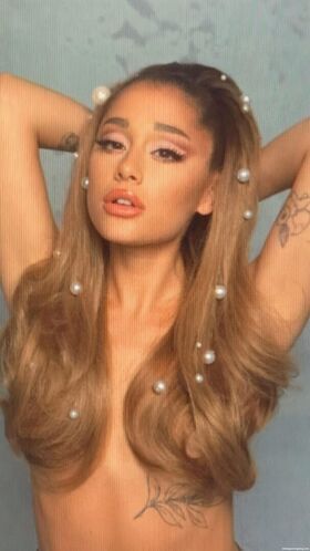 Ariana Grande Nude Leaks OnlyFans Photo 2