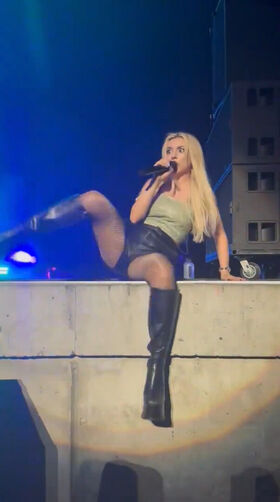 Ava Max Çıplak Sızdırılmış OnlyFans Fotoğrafı 759