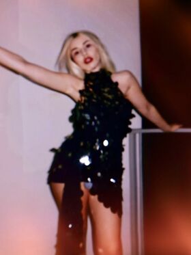 Ava Max Çıplak Sızdırılmış OnlyFans Fotoğrafı 1054