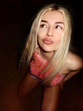 Ava Max Çıplak Sızdırılmış OnlyFans Fotoğrafı 1057