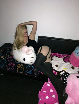Avril Lavigne Nude Leaks OnlyFans Photo 15