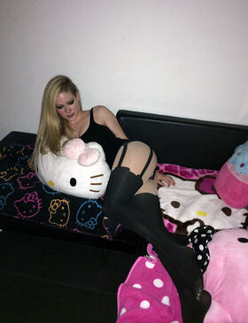 Avril Lavigne Nude Leaks OnlyFans Photo 17