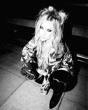 Avril Lavigne Nude Leaks OnlyFans Photo 53