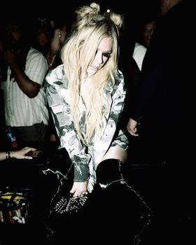 Avril Lavigne Nude Leaks OnlyFans Photo 56