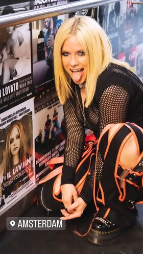 Avril Lavigne Nude Leaks OnlyFans Photo 73