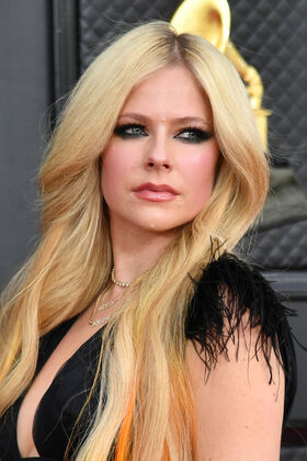 Avril Lavigne Nude Leaks OnlyFans Photo 91