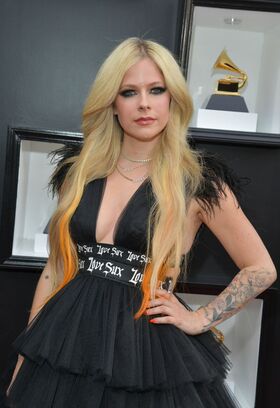 Avril Lavigne Nude Leaks OnlyFans Photo 98
