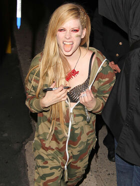 Avril Lavigne Nude Leaks OnlyFans Photo 127