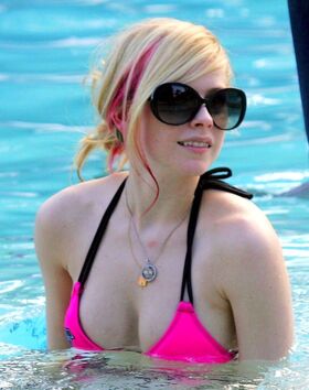 Avril Lavigne Nude Leaks OnlyFans Photo 184