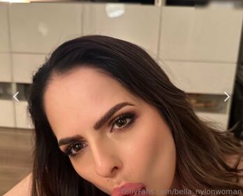 bella_nylonwoman