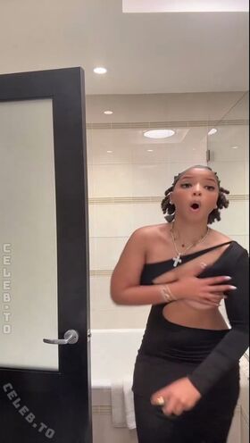 Chloe Bailey Гола изтичане OnlyFans снимка 94