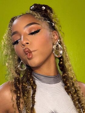 Chloe Bailey Гола изтичане OnlyFans снимка 121