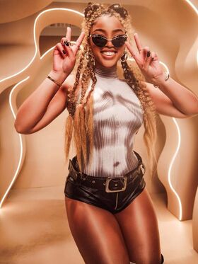 Chloe Bailey Гола изтичане OnlyFans снимка 122