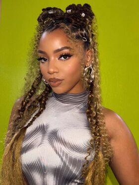 Chloe Bailey Гола изтичане OnlyFans снимка 123