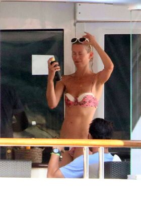 Claudia Schiffer Гола изтичане OnlyFans снимка 83