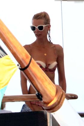 Claudia Schiffer Гола изтичане OnlyFans снимка 85