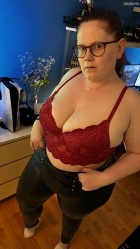 CurvyLeo93
