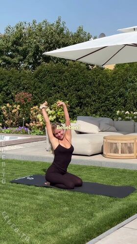 Dagi Bee Procurena gola OnlyFans fotografija 399