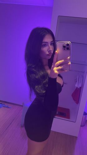 dharma Procurena gola OnlyFans fotografija 25