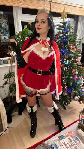 Dogtor Izzy Vuotanut alastonkuva OnlyFans 18