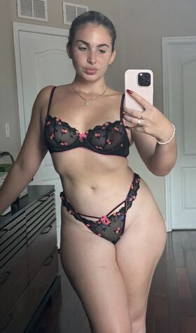 Emely Hernandez Nude Leaks OnlyFans Photo 5