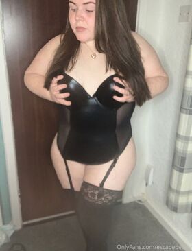 escapepearly Nude Leaks OnlyFans Photo 25