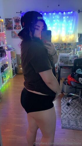 FandomReactions รูป OnlyFans เปลือยรั่วไหล 187