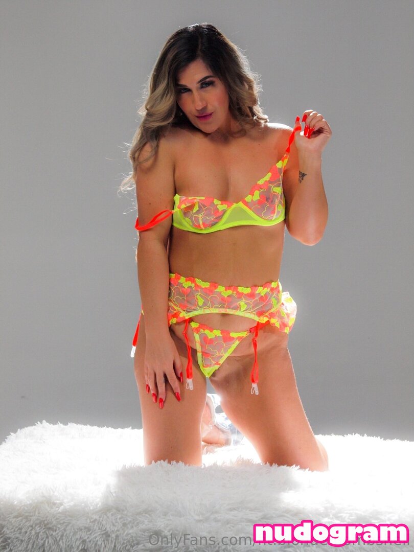 fit.blonde.bombshell