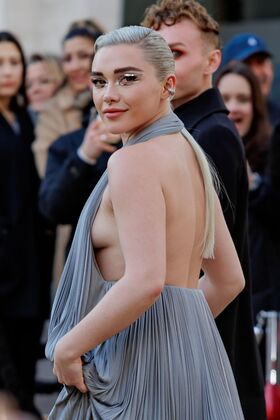 Florence Pugh Nude Leaks OnlyFans Photo 445