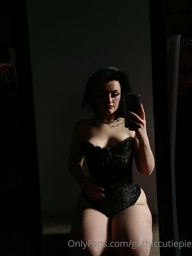 gothiccutiepie Nude Leaks OnlyFans Photo 35