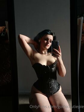 gothiccutiepie Nude Leaks OnlyFans Photo 39