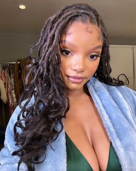 Halle Bailey Nude Leaks OnlyFans Photo 350
