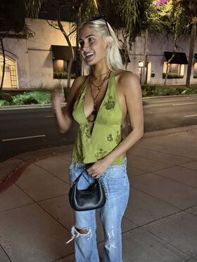 Hannah Ridgeway Гола изтичане OnlyFans снимка 29