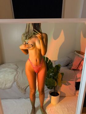 Holly Rivers Nude Leaks OnlyFans Photo 2