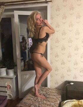 Hotwife Nude Leaks OnlyFans Photo 23