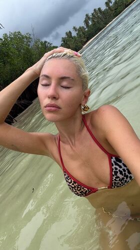 Iris Law รูป OnlyFans เปลือยรั่วไหล 218