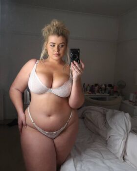Izzy Nicholls Nude Leaks OnlyFans Photo 31