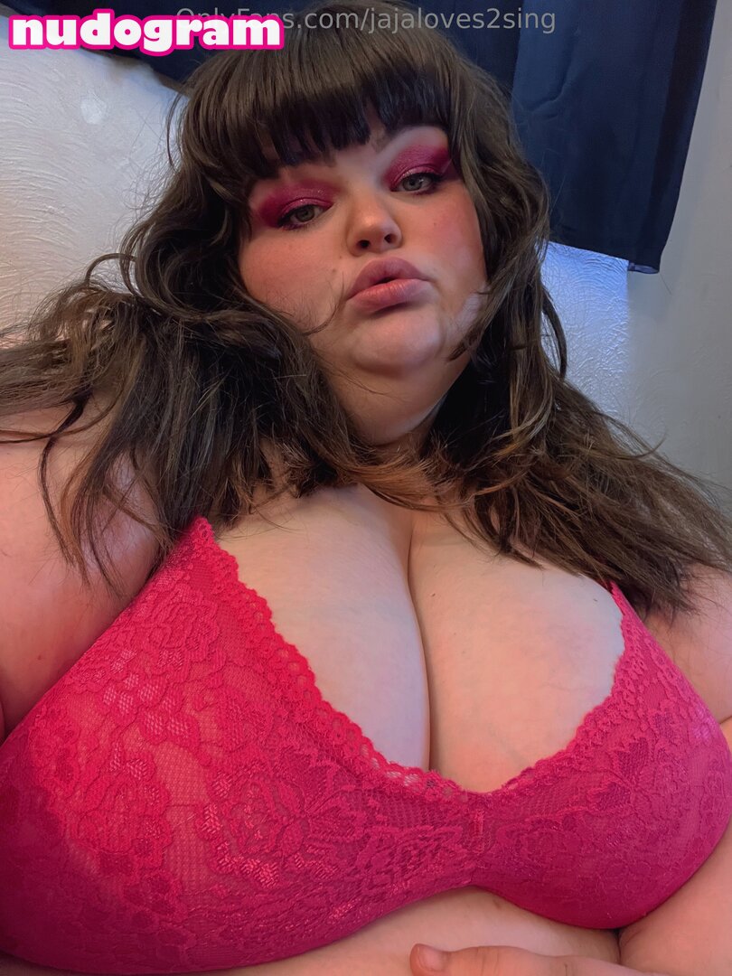 jajaloves2sing looking playful and tempting