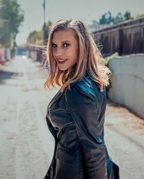 Katee Sackhoff Vuotanut alastonkuva OnlyFans 112