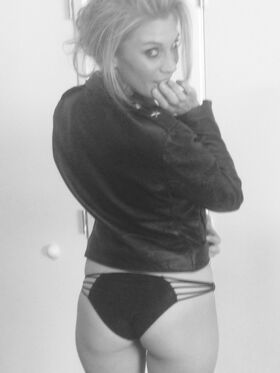 Katee Sackhoff Vuotanut alastonkuva OnlyFans 138