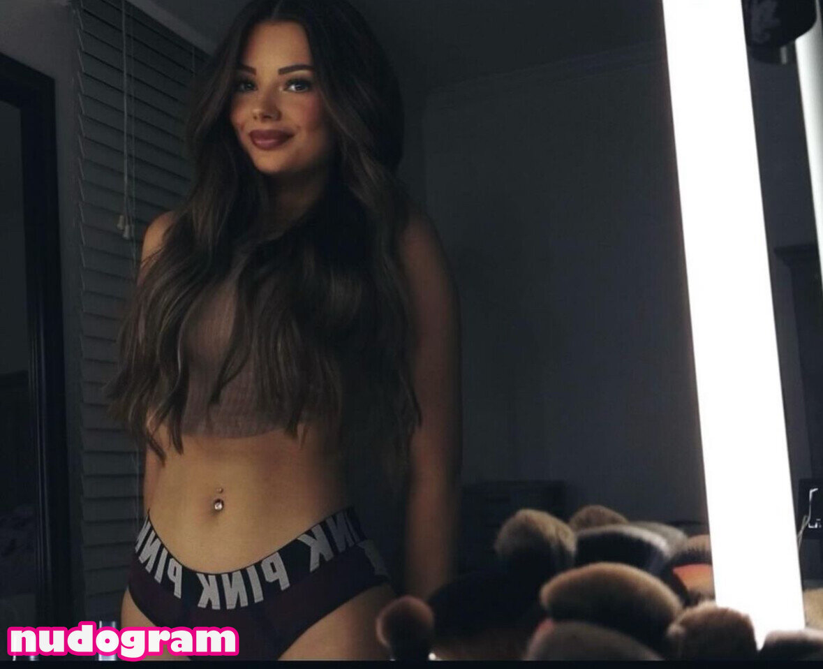 Kayyhoneyy2.0's alluring gaze