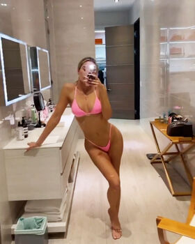 Khloe Kardashian Nude Leaks OnlyFans Photo 28
