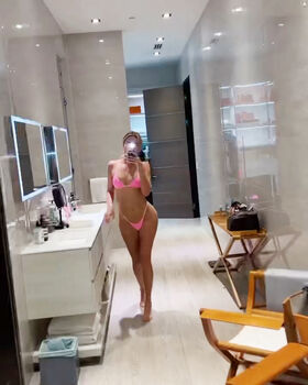 Khloe Kardashian Nude Leaks OnlyFans Photo 29